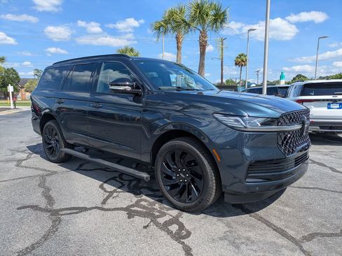 New 2026 Lincoln Navigator Reserve w/ Jet Appearance Package AWD/4WD image 2