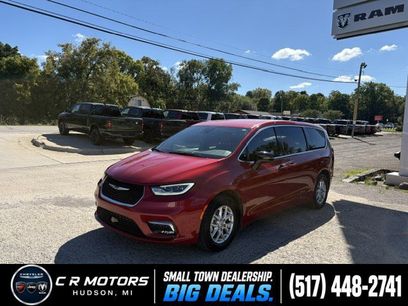 Used 2025 Chrysler Pacifica Select