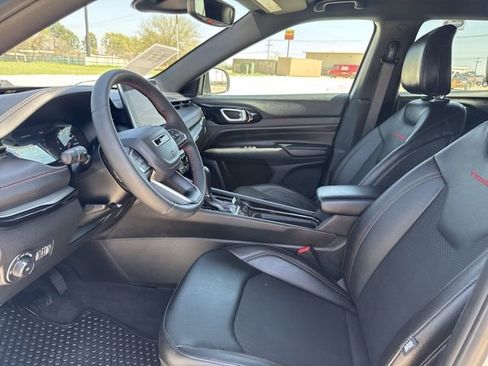 Used 2025 Jeep Compass Trailhawk AWD/4WD image 2