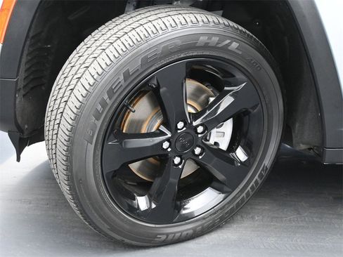 Used 2023 Jeep Grand Cherokee L Laredo image 24