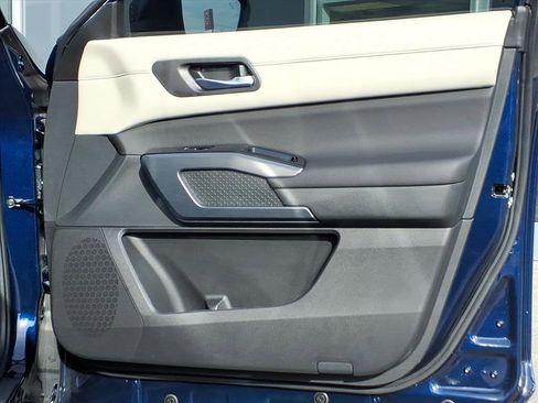 Certified 2025 Nissan Pathfinder SL w/ SL Premium Package image 12