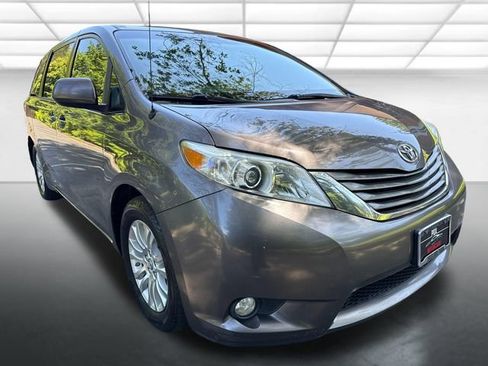 Used 2013 Toyota Sienna XLE FWD image 7
