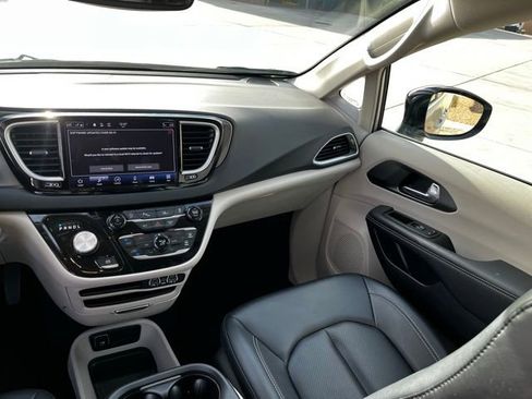 Used 2024 Chrysler Pacifica Touring-L image 15