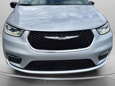 New 2026 Chrysler Pacifica Select image 3