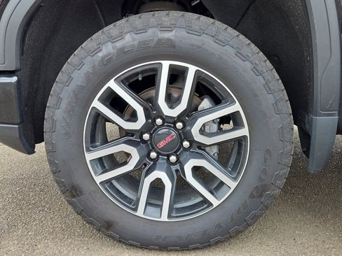 Used 2022 GMC Sierra 1500 AT4 w/ AT4 Preferred Package AWD/4WD image 9