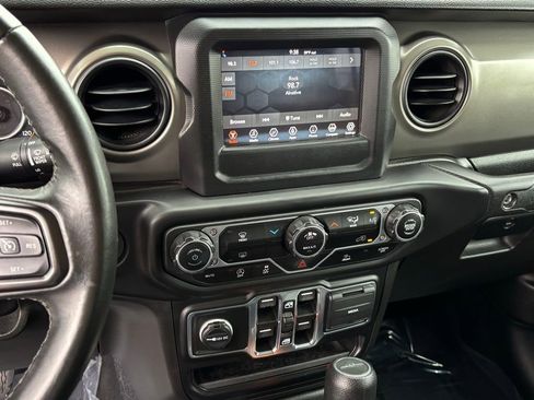 Used 2022 Jeep Gladiator Willys image 15