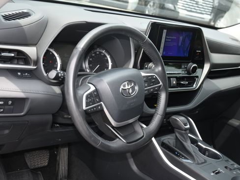 Used 2023 Toyota Highlander XLE FWD image 9