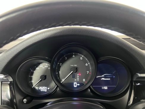 Certified 2024 Porsche Macan image 32