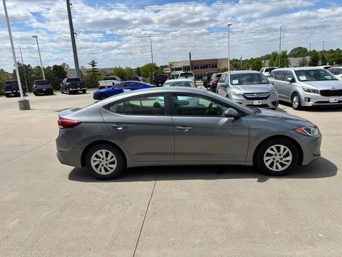 Used 2017 Hyundai Elantra SE w/ Cargo Package FWD image 4