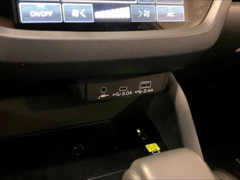 Used 2025 Subaru Forester Premium image 33