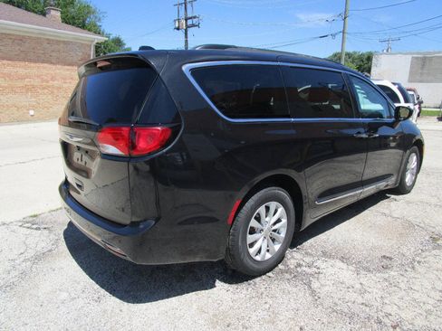 Used 2017 Chrysler Pacifica Touring-L FWD image 3