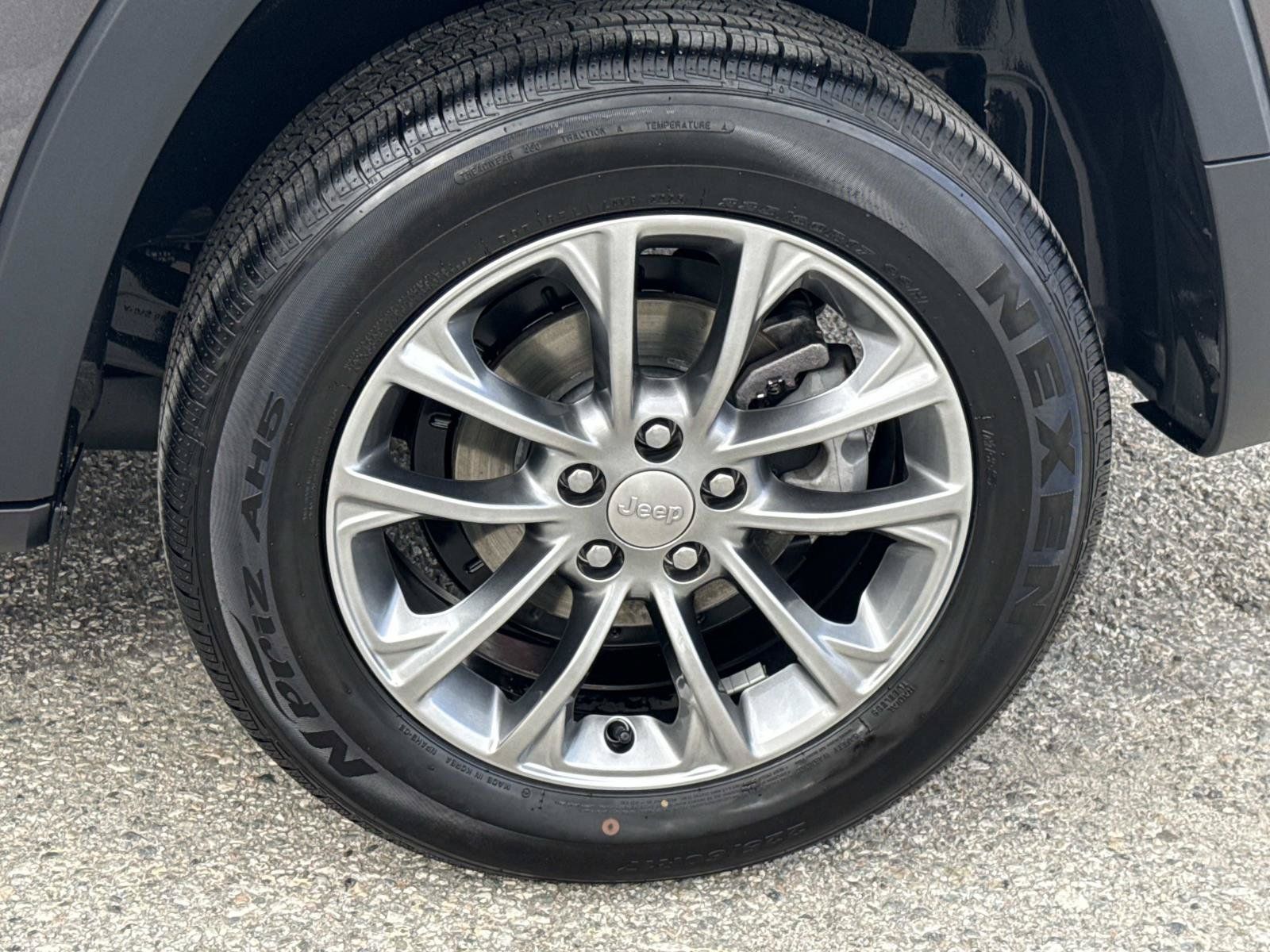Used 2019 Jeep Cherokee Latitude Plus FWD image 30