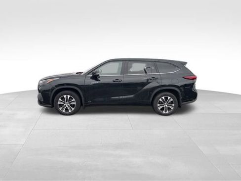 Used 2021 Toyota Highlander XLE image 2
