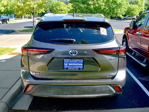Used 2024 Toyota Highlander XLE AWD/4WD image 6