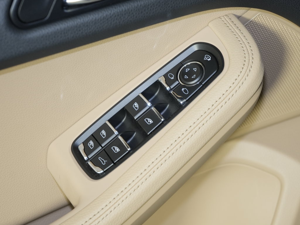 Certified 2024 Porsche Macan w/ Premium Plus Package AWD/4WD image 20