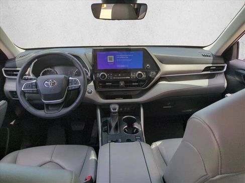 Used 2023 Toyota Highlander XLE FWD image 18