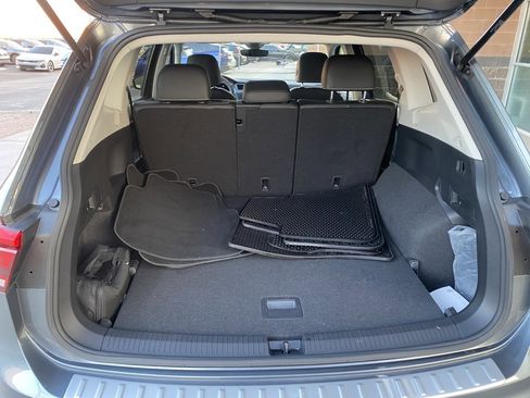 Used 2023 Volkswagen Tiguan SE w/ Panoramic Sunroof Package image 12