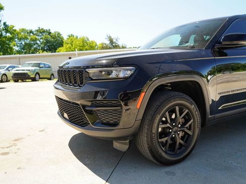 Used 2024 Jeep Grand Cherokee Altitude AWD/4WD image 17