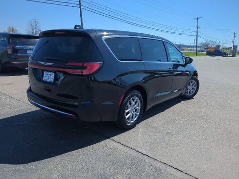 Used 2024 Chrysler Pacifica Touring-L FWD image 7