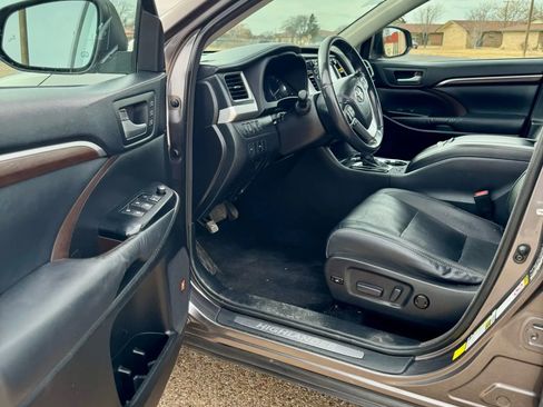 Used 2014 Toyota Highlander Limited image 10