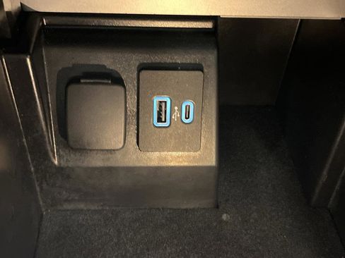 Used 2023 Ford Explorer XLT image 24