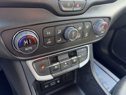 Used 2023 GMC Terrain SLT w/ Elevation Edition image 18