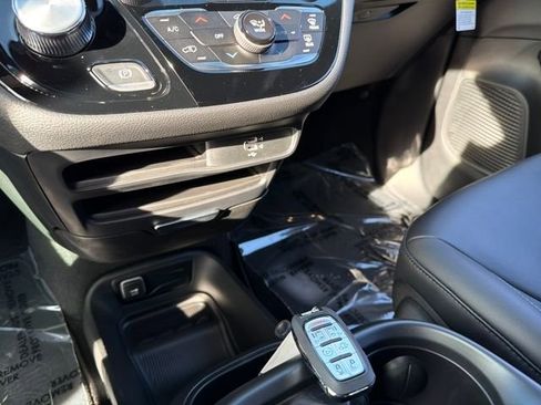 New 2026 Chrysler Pacifica Select image 27