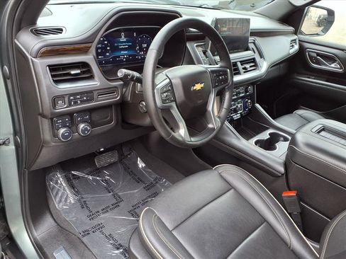 Used 2023 Chevrolet Suburban Premier image 4
