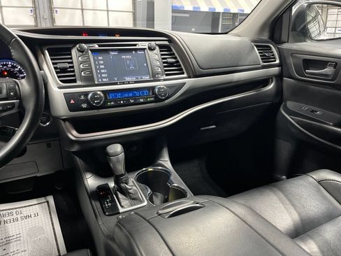 Used 2019 Toyota Highlander XLE AWD/4WD image 26