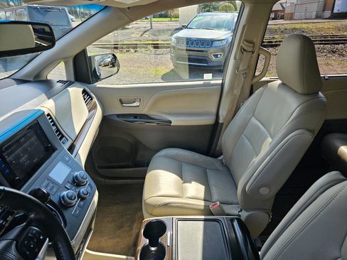 Used 2016 Toyota Sienna XLE image 9