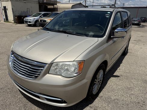 Used 2014 Chrysler Town & Country Touring-L w/ Driver Convenience Group FWD image 2