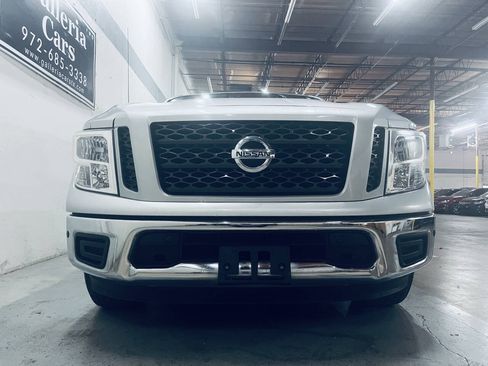 Used 2019 Nissan Titan SV w/ SV Convenience Package RWD image 3