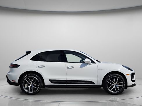 Certified 2025 Porsche Macan image 9