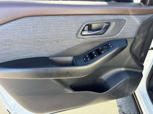 Used 2023 Nissan Rogue S image 17