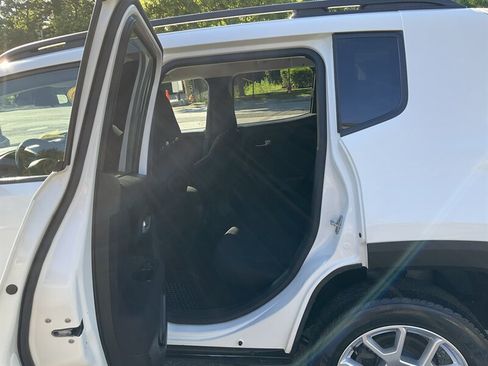 Used 2020 Jeep Renegade Latitude w/ UConnect 8.4 Nav Group AWD/4WD image 12