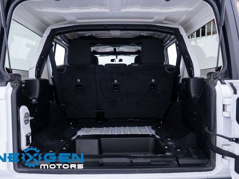 Used 2020 Jeep Wrangler Unlimited Sahara image 37