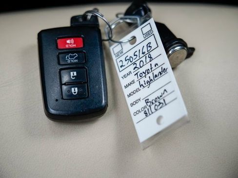 Used 2018 Toyota Highlander XLE image 27