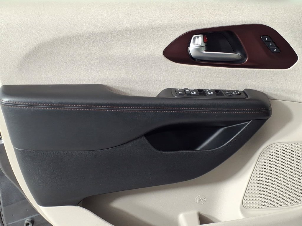 Used 2020 Chrysler Pacifica Limited FWD image 15