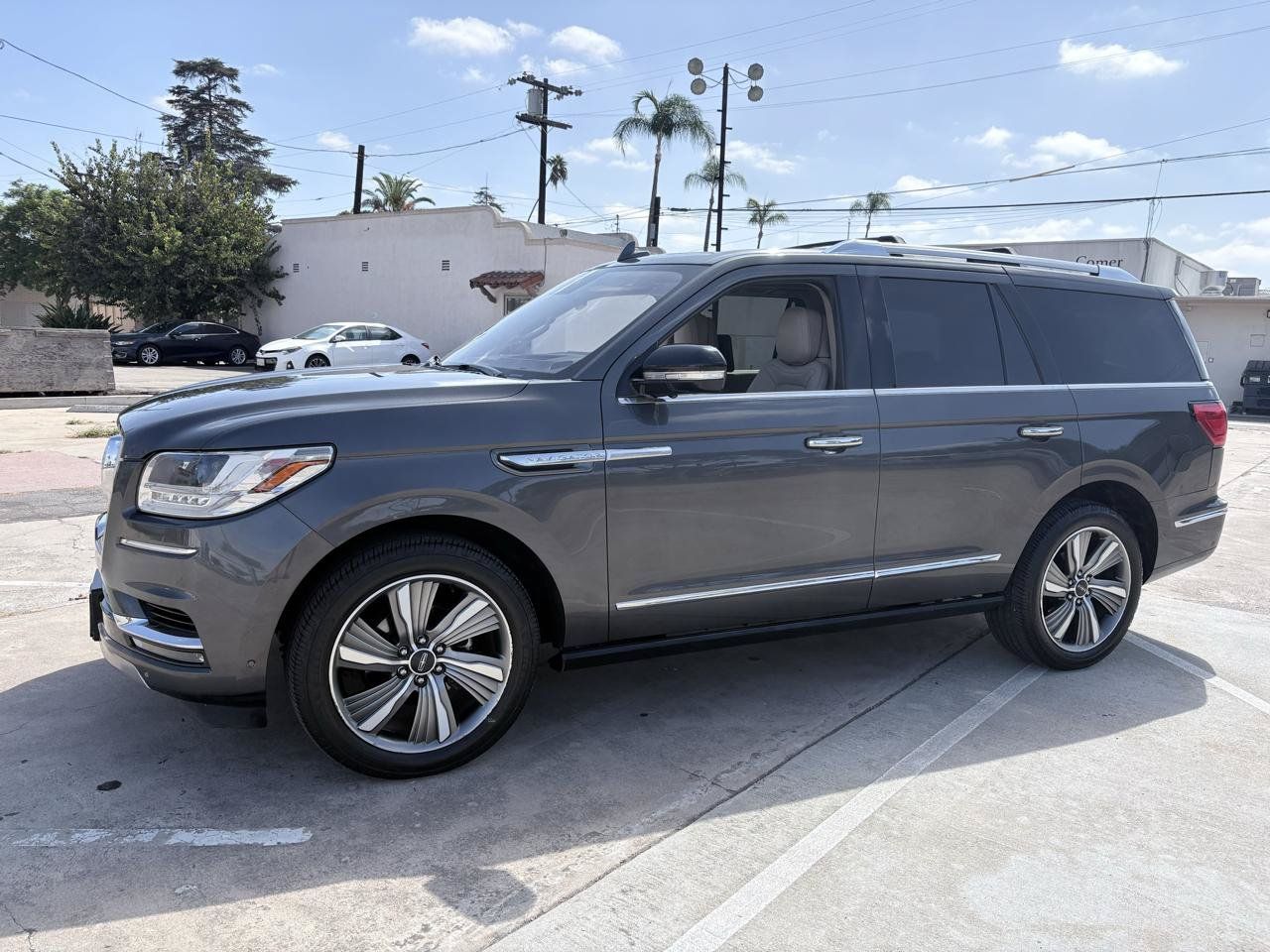 Used 2018 Lincoln Navigator Select w/ Technology Package RWD image 3