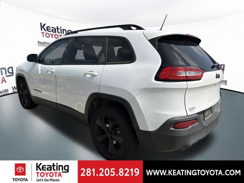Used 2018 Jeep Cherokee Latitude w/ Altitude Package FWD image 5