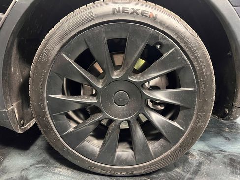 Used 2024 Tesla Model Y Long Range AWD/4WD image 17