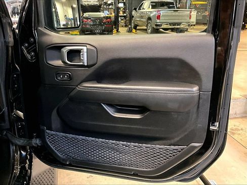 Used 2023 Jeep Wrangler Unlimited Sahara AWD/4WD image 12