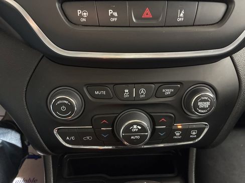 Used 2023 Jeep Cherokee Altitude Lux image 18