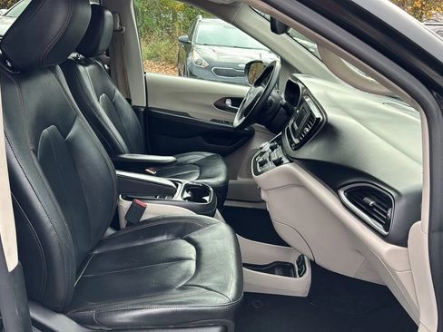 Used 2017 Chrysler Pacifica Touring-L image 12