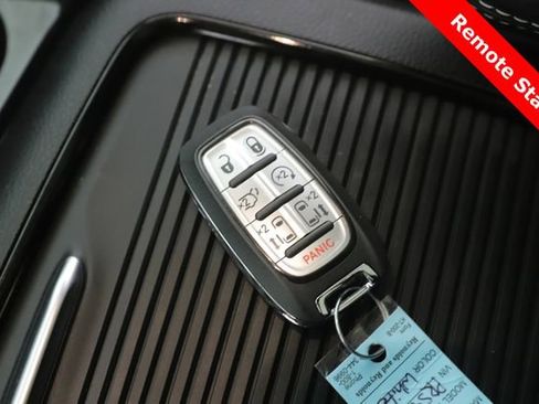 Used 2023 Chrysler Pacifica Limited w/ S Appearance Package FWD image 3