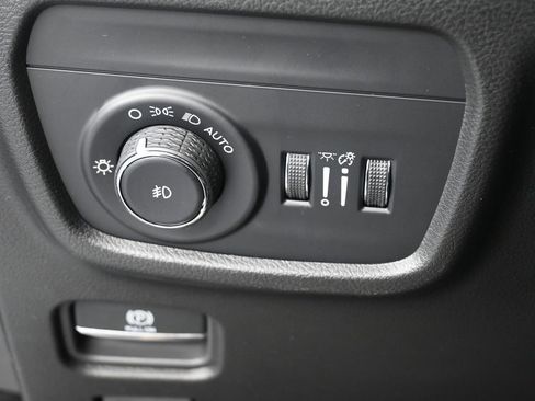 New 2025 Jeep Grand Cherokee Limited w/ Luxury Tech Group II image 32