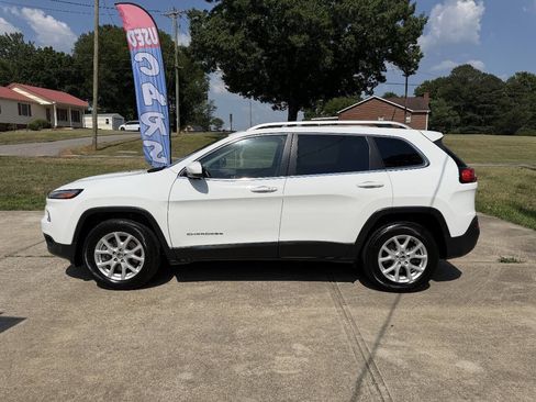 Used 2017 Jeep Cherokee Latitude w/ Comfort/Convenience Group AWD/4WD image 4