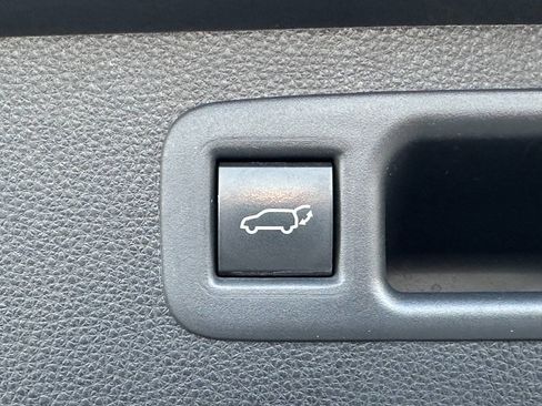 Used 2020 Toyota Highlander LE image 19