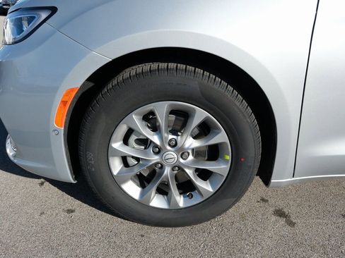 New 2026 Chrysler Pacifica Limited w/ Uconnect Theater Family Group image 14