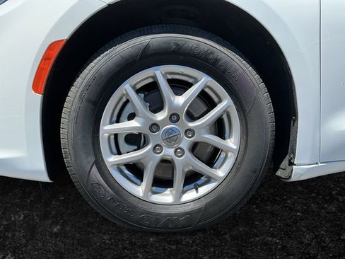 Used 2024 Chrysler Pacifica Touring-L FWD image 11